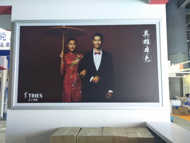 商場(chǎng)中比較常用的廣告燈箱有超薄燈箱