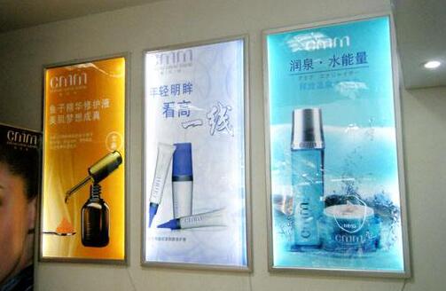 燈箱安裝后，需要通電觀察五分鐘作用